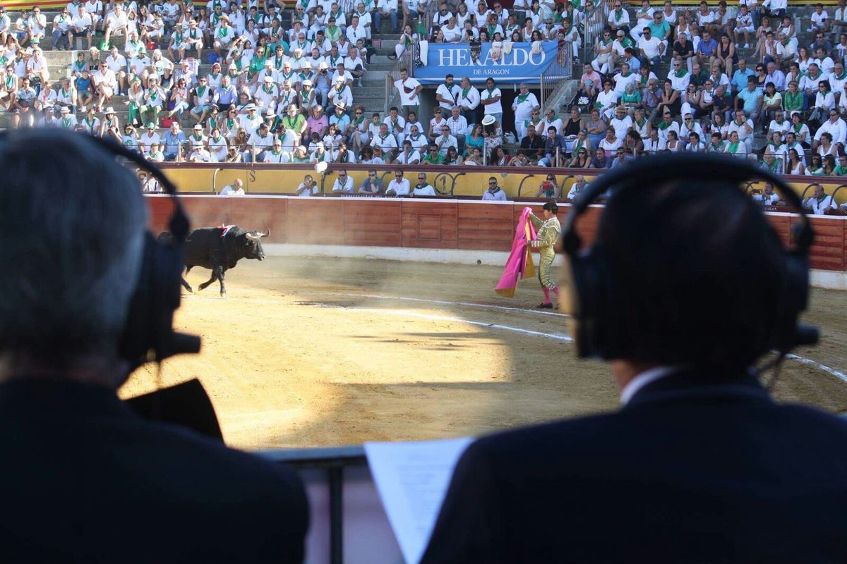 toroshuesca's tweet photo. Recuerdos de la reciente Feria Taurina de la Albahaca, con @ManoloMoles en directo para @TauroCast_ #toros #Huesca https://t.co/Dcv6AsPYdH