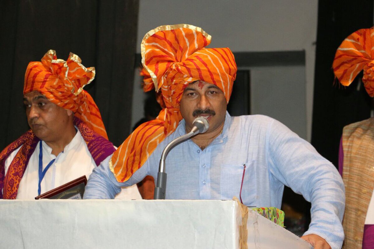 ManojTiwariMP's tweet photo. अध्यात्म में राजनीति कभी ना हो... पर राजनीति में अध्यात्म का होना बेहद ज़रूरी है,तभी दीनदयाल जी पटेल जी अटल जी @narendramodi आदि समझ आयेंगे https://t.co/OAgvQbrYFz