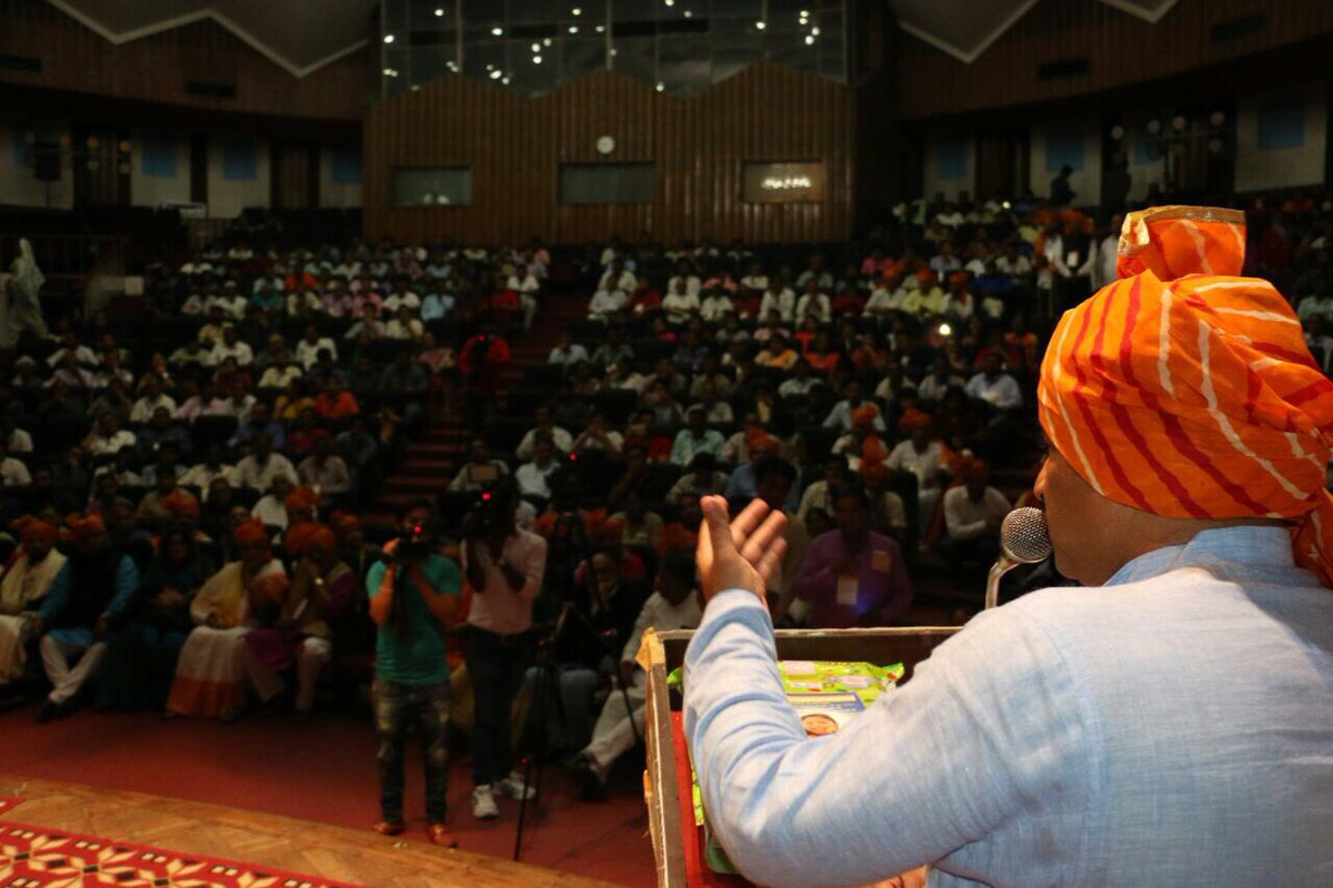 ManojTiwariMP's tweet photo. अध्यात्म में राजनीति कभी ना हो... पर राजनीति में अध्यात्म का होना बेहद ज़रूरी है,तभी दीनदयाल जी पटेल जी अटल जी @narendramodi आदि समझ आयेंगे https://t.co/OAgvQbrYFz