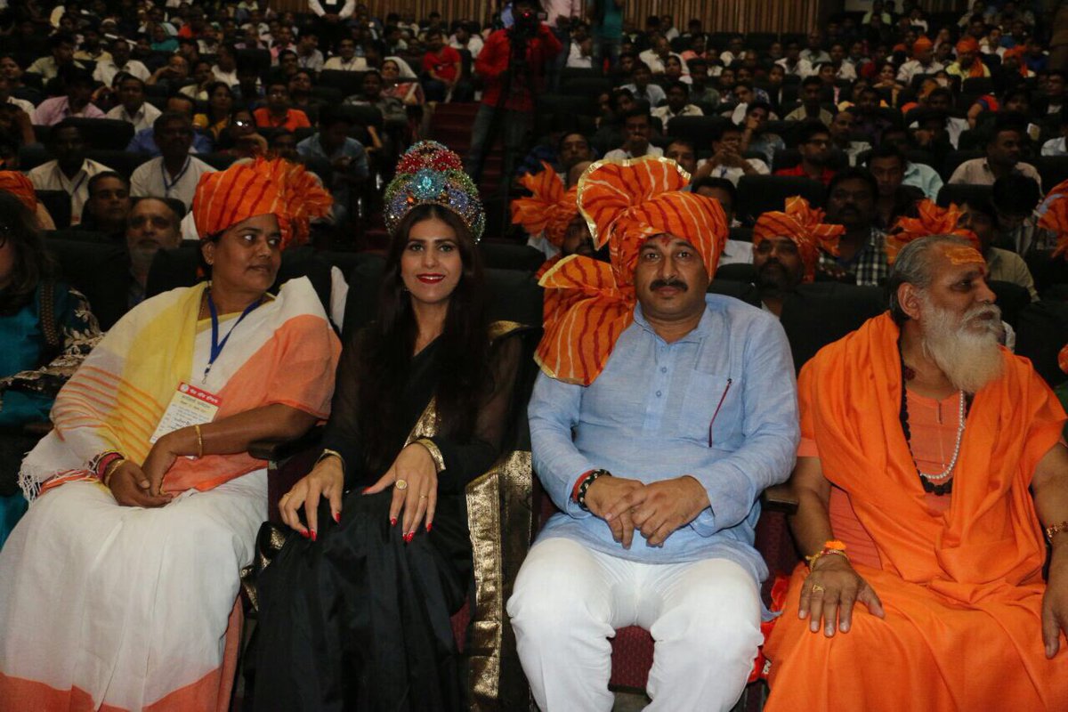 ManojTiwariMP's tweet photo. अध्यात्म में राजनीति कभी ना हो... पर राजनीति में अध्यात्म का होना बेहद ज़रूरी है,तभी दीनदयाल जी पटेल जी अटल जी @narendramodi आदि समझ आयेंगे https://t.co/OAgvQbrYFz