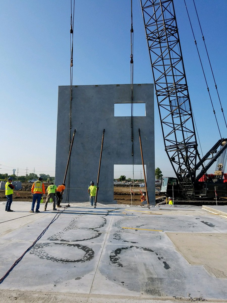 Foxfieldind's tweet photo. @ARCO_KC tilting walls today on Bldg 1 301KSF @ https://t.co/OohDc6y3Ao  @CopakenBrooks @NAI_Heartland #warehouse #industrial https://t.co/VY4Q8qO0KY