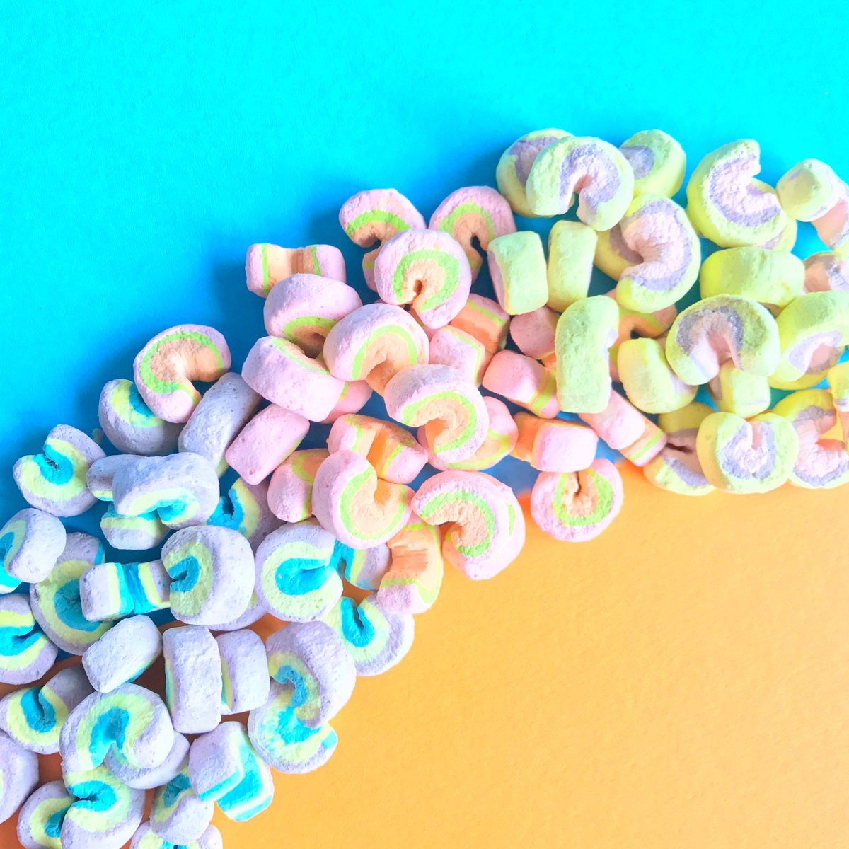 LuckyCharms's tweet photo. Happiness and rainbows. #luckycharmsrainbows #limitededition https://t.co/OATOi1opFT