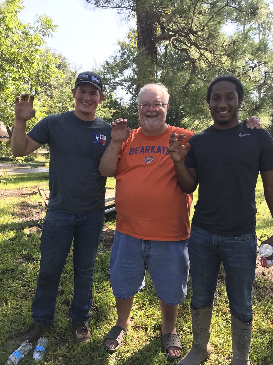 jchase1's tweet photo. @CoachKCKeeler @SHSUDanaGHoyt Delivering food to flood victims in Baytown. Ran into some of our Kats helping! #SHSUproud https://t.co/LUboXHXmdL