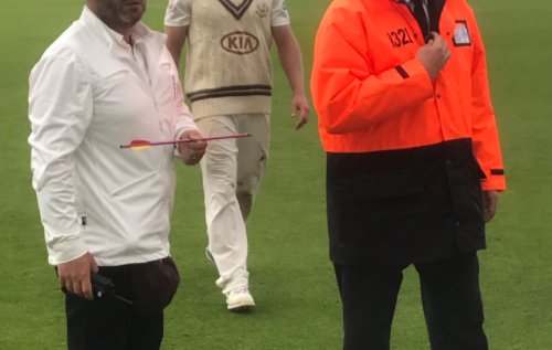 BBCSport's tweet photo. Armed police have arrived at the Oval. A crossbow arrow is believed to have been fired into the ground. 👉 https://t.co/oThbWWQbsv #cricket https://t.co/h0mXM3KZi3