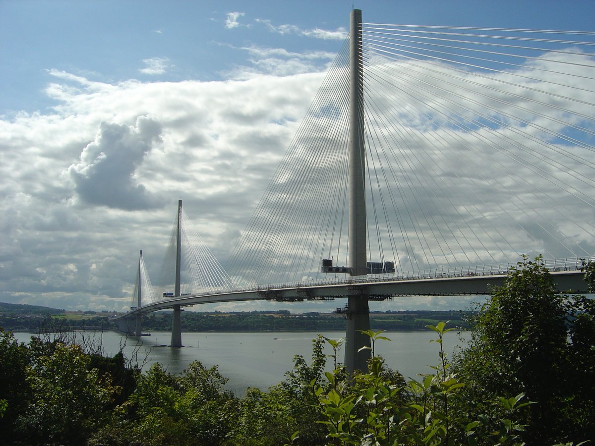 batate's tweet photo. We now have three @TheForthBridges between #SouthQueensferry & #NorthQueensferry - tried the new #QueensferryCrossing out. #BridgeTourism https://t.co/l3YRqwsdaA