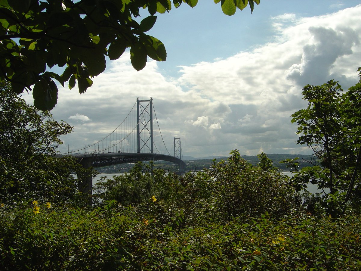 batate's tweet photo. We now have three @TheForthBridges between #SouthQueensferry & #NorthQueensferry - tried the new #QueensferryCrossing out. #BridgeTourism https://t.co/l3YRqwsdaA