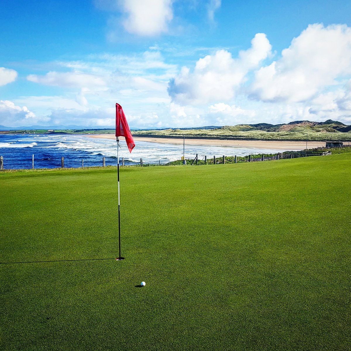 TrafalgarJason's tweet photo. Enjoying my favourite type of #Irish 'green' ⛳along the stunning coastline in #Donegal in North West #Ireland #SimplyTrafalgar https://t.co/8748p5XzD0