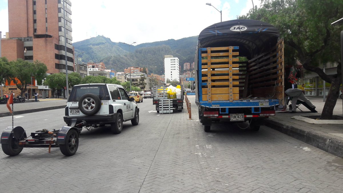 natlopez_a's tweet photo. @SectorMovilidad en la 85 con 18 usan la ciclo-ruta (y mas) como zona de parqueo y descarga. Respeto por los biciusuarios por favor! https://t.co/IReh7KMePT