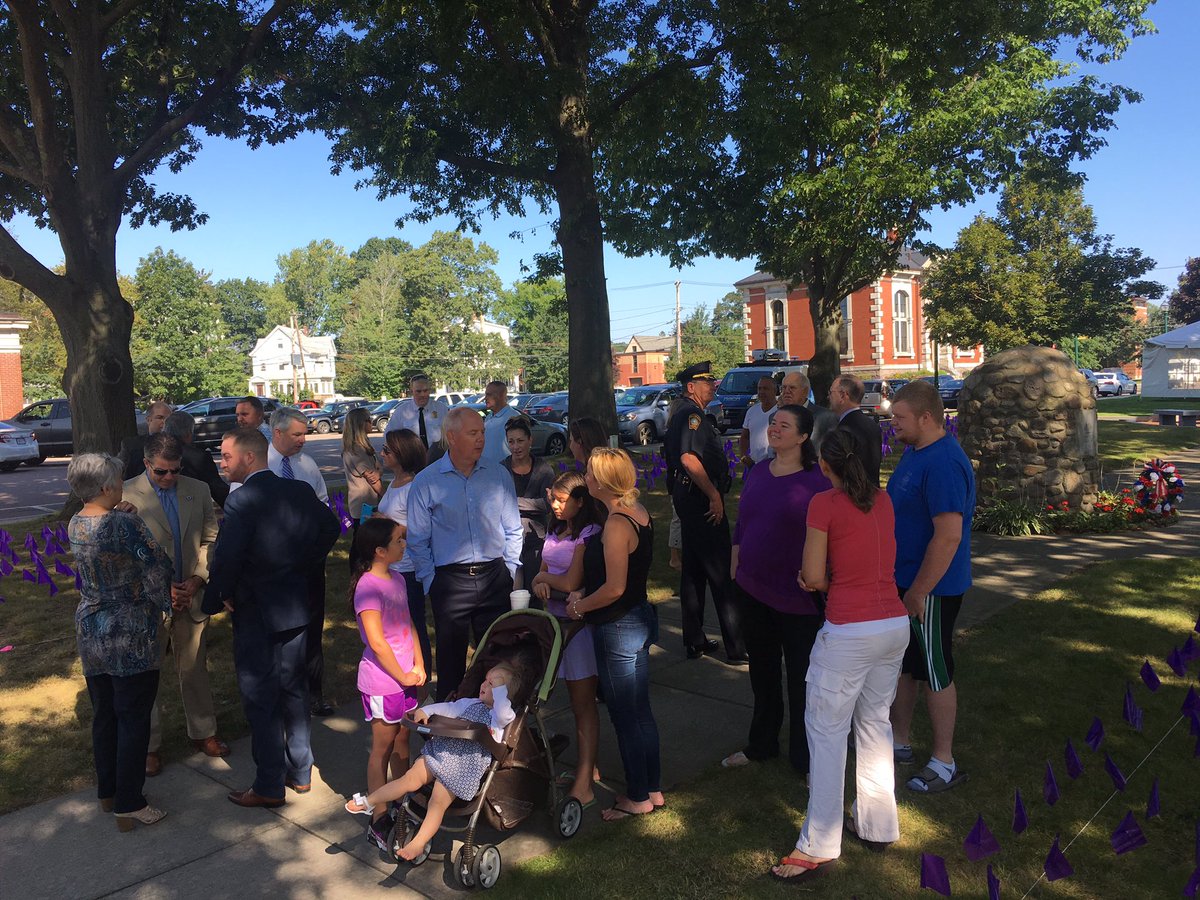 BtreePartnershp's tweet photo. Today we held a moment of silence for 9 Braintree residents and 2,060 Massachusetts residents who lost their life to an overdose in 2016 https://t.co/MsPu8uLek7