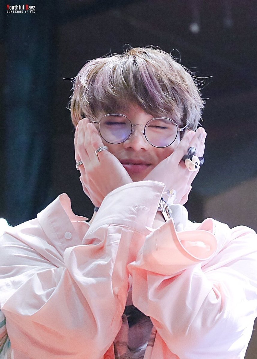 Im_a_potat0's tweet photo. PARECE QUE TEM UMA NENE FAZENDO ANIVERSÁRIO HOJE NÃO É MESMO #jungkookbirthday #HappyKookieDay #HappyJungkookDay #Happy21stJungkook https://t.co/HfxI8FGgJq