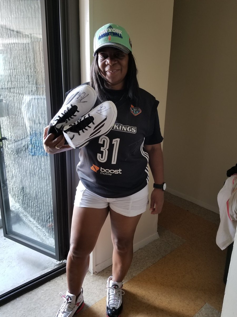 DHammy63's tweet photo. @RISEtoWIN My sneakers came today!!!!!! Signed by WNBA player @tinacharles31 #NYLiberty #TinaCharles #HappyCamper  #ThankfulThursday https://t.co/7wt6y7h7He