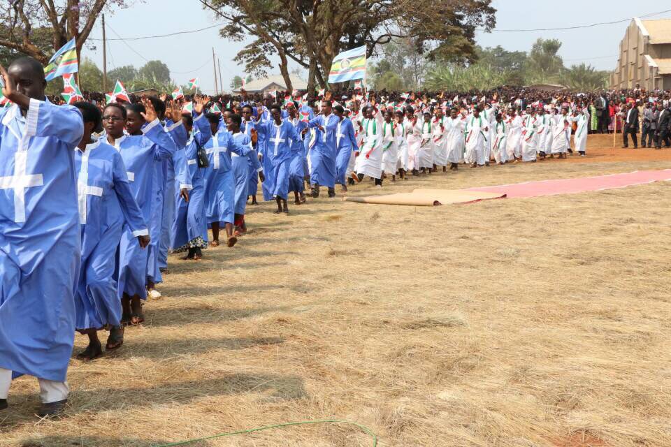 pnkurunziza's tweet photo. Amasengesho yo gushimira Imana yaranzwe n'umunezero udasanzwe mu ntara ya @KarusiProvince. Tuzokwama tuyishima ku vyiza ikorera U #Burundi. https://t.co/GSQdDD5n6c