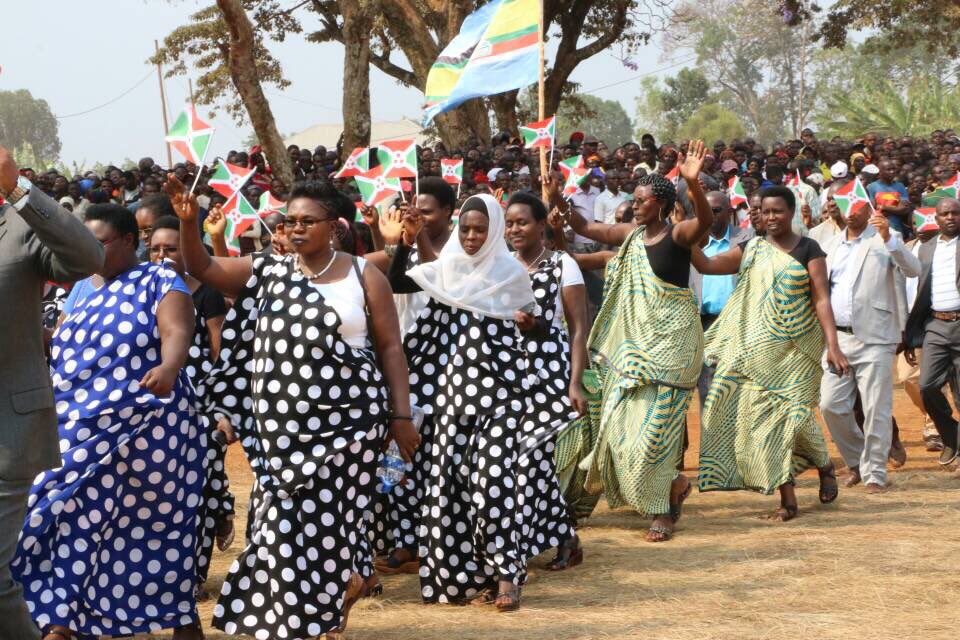 pnkurunziza's tweet photo. Amasengesho yo gushimira Imana yaranzwe n'umunezero udasanzwe mu ntara ya @KarusiProvince. Tuzokwama tuyishima ku vyiza ikorera U #Burundi. https://t.co/GSQdDD5n6c