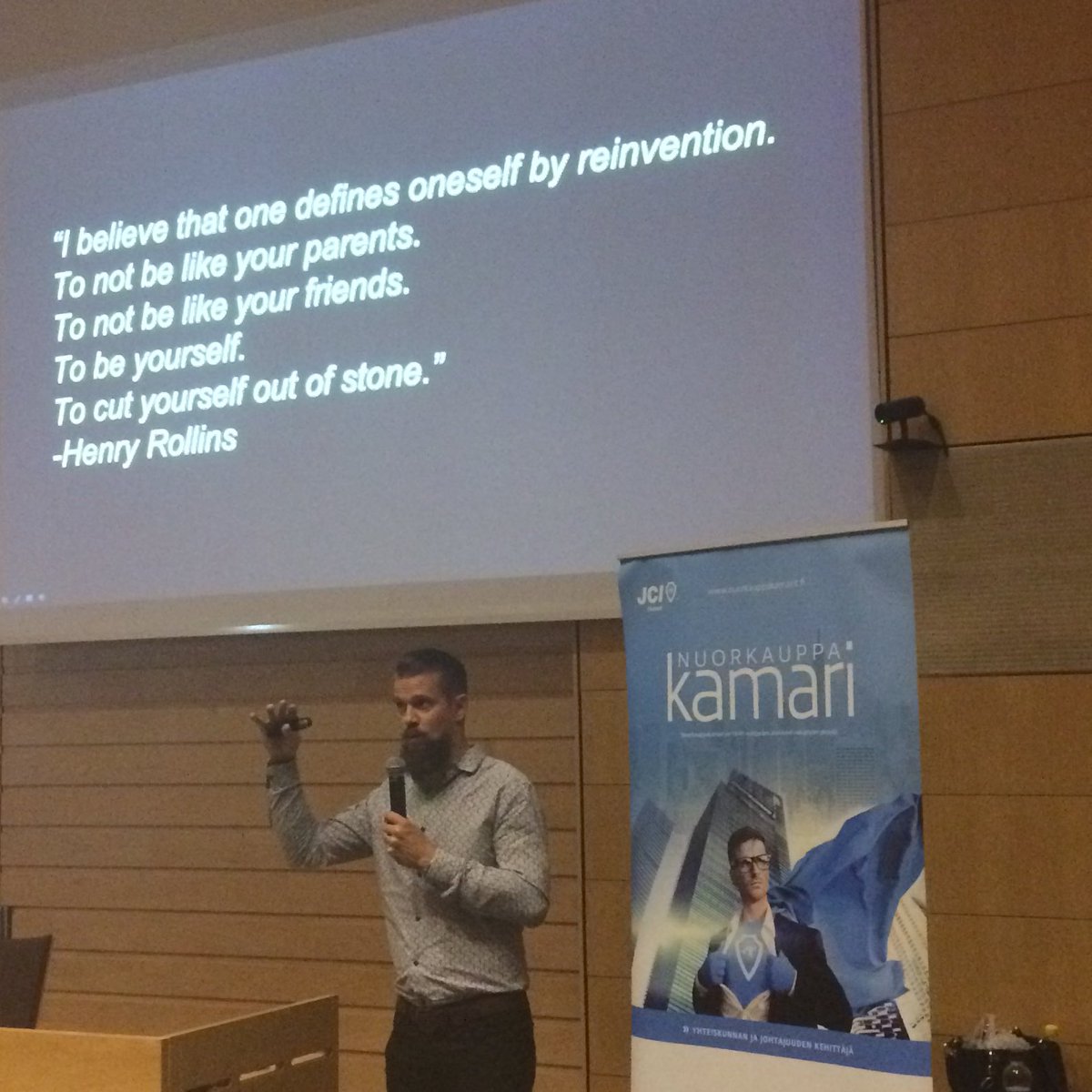 minnakarj's tweet photo. "Kerro muille, mikä on tärkeää ja miten haluat muuttaa maailmaa" -@markosuomi Niin siistiä olla järjestämässä tällaista! #ebh2017 https://t.co/a7jKNVPvpK