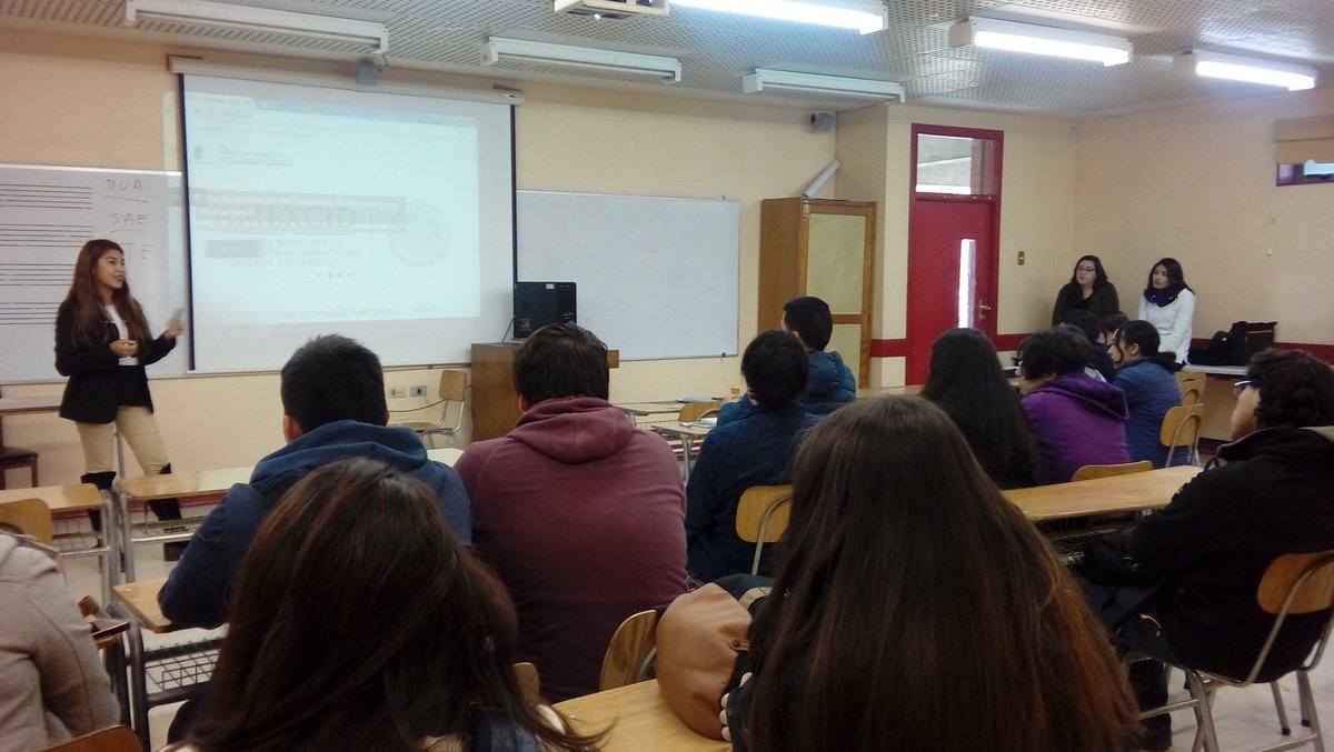 Martha_UBB's tweet photo. Tutoras de Movilidad Estudiantil comparten información y experiencia con estudiente de 1º año en nuestra 3º Inducción #UBB @YoSoyUBB https://t.co/cSBxRNImjH