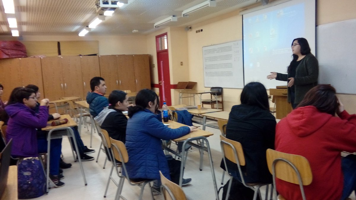 Martha_UBB's tweet photo. Tutoras de Movilidad Estudiantil comparten información y experiencia con estudiente de 1º año en nuestra 3º Inducción #UBB @YoSoyUBB https://t.co/cSBxRNImjH