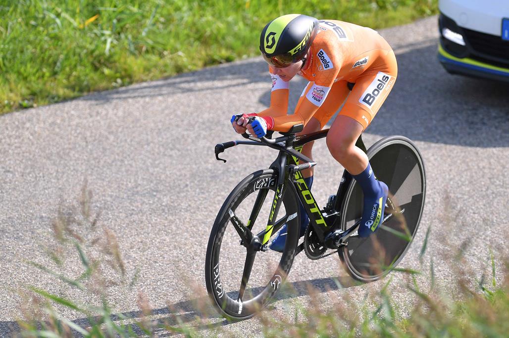 аннемик идет по трассе