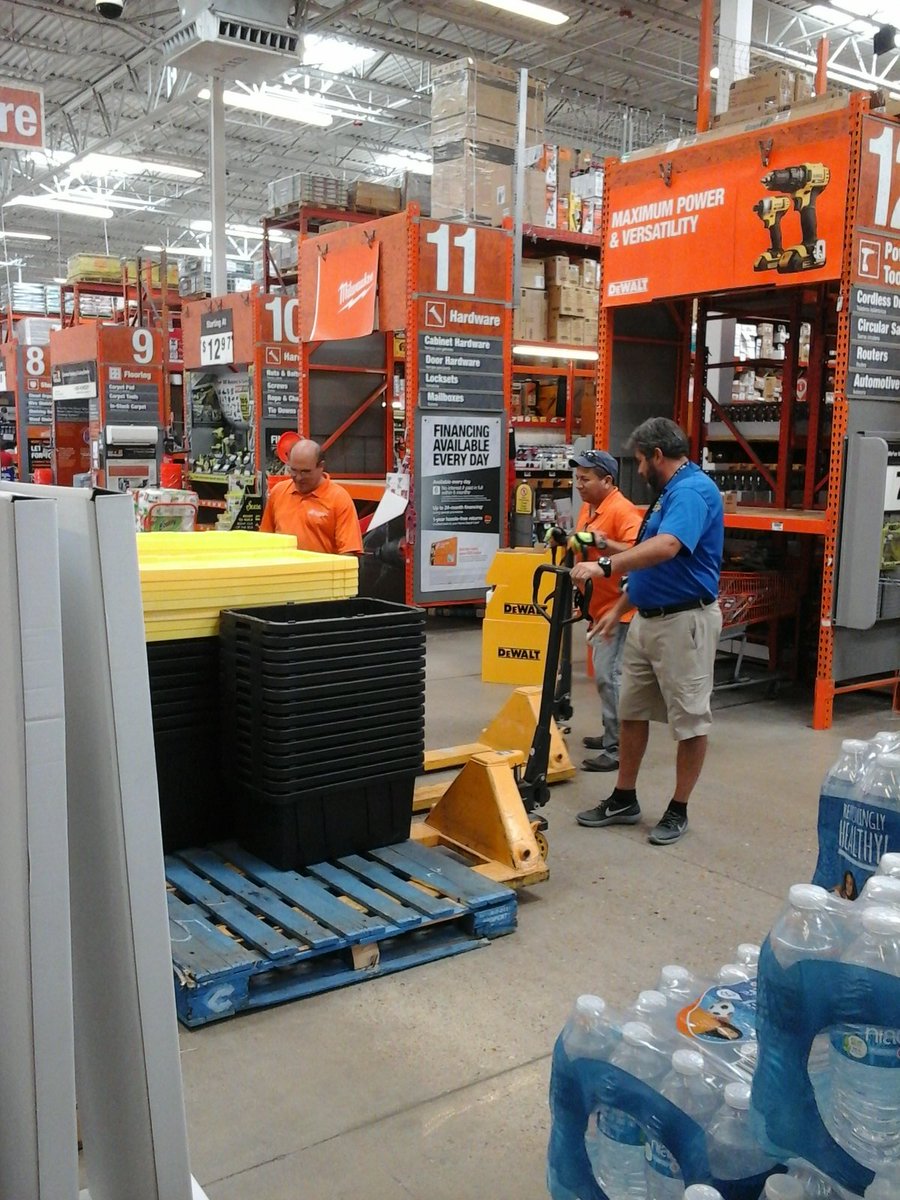 LarryThd's tweet photo. Prep work at 571. Got Joe from Kelloggs  helping. https://t.co/zn4AguI8hb