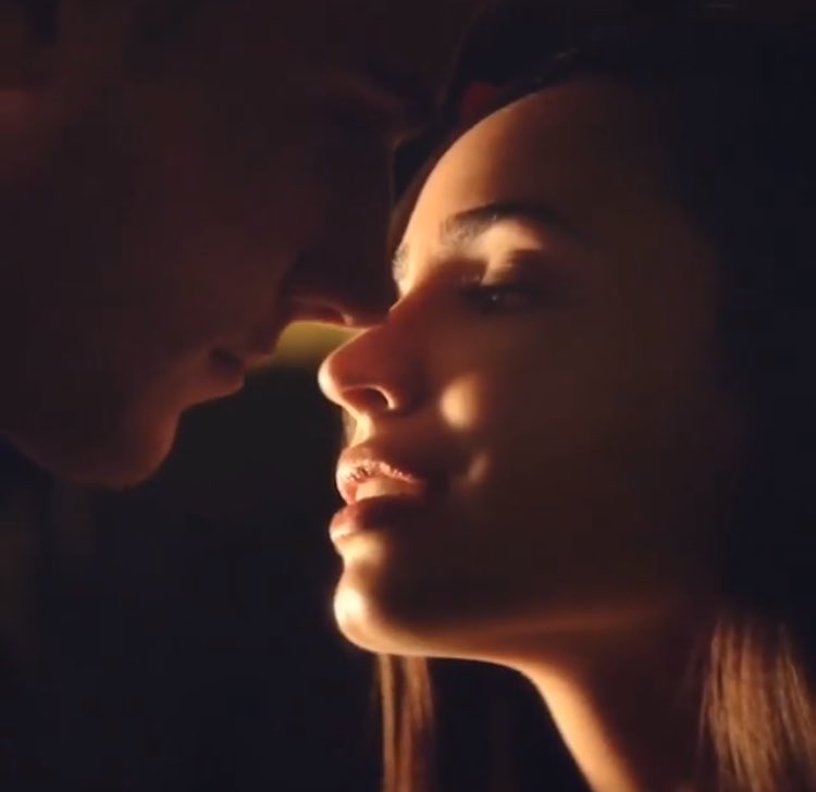 xwatindworldx's tweet photo. This scene had me WEAK 😍😍 @SofiaCarson #InsAndOutsMusicVideo https://t.co/y0XxQldigw