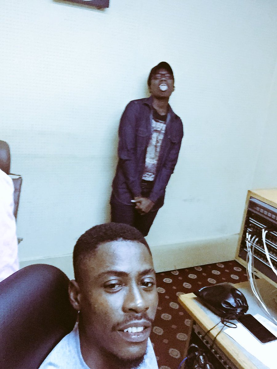 _Princesss_AJ's tweet photo. In town n the boss calls u to host a show u come and kill it by all means!! I'm live on Uniiq 95.7 MHz #GBC #DriveExpress #Radio https://t.co/DZERt8GpDZ