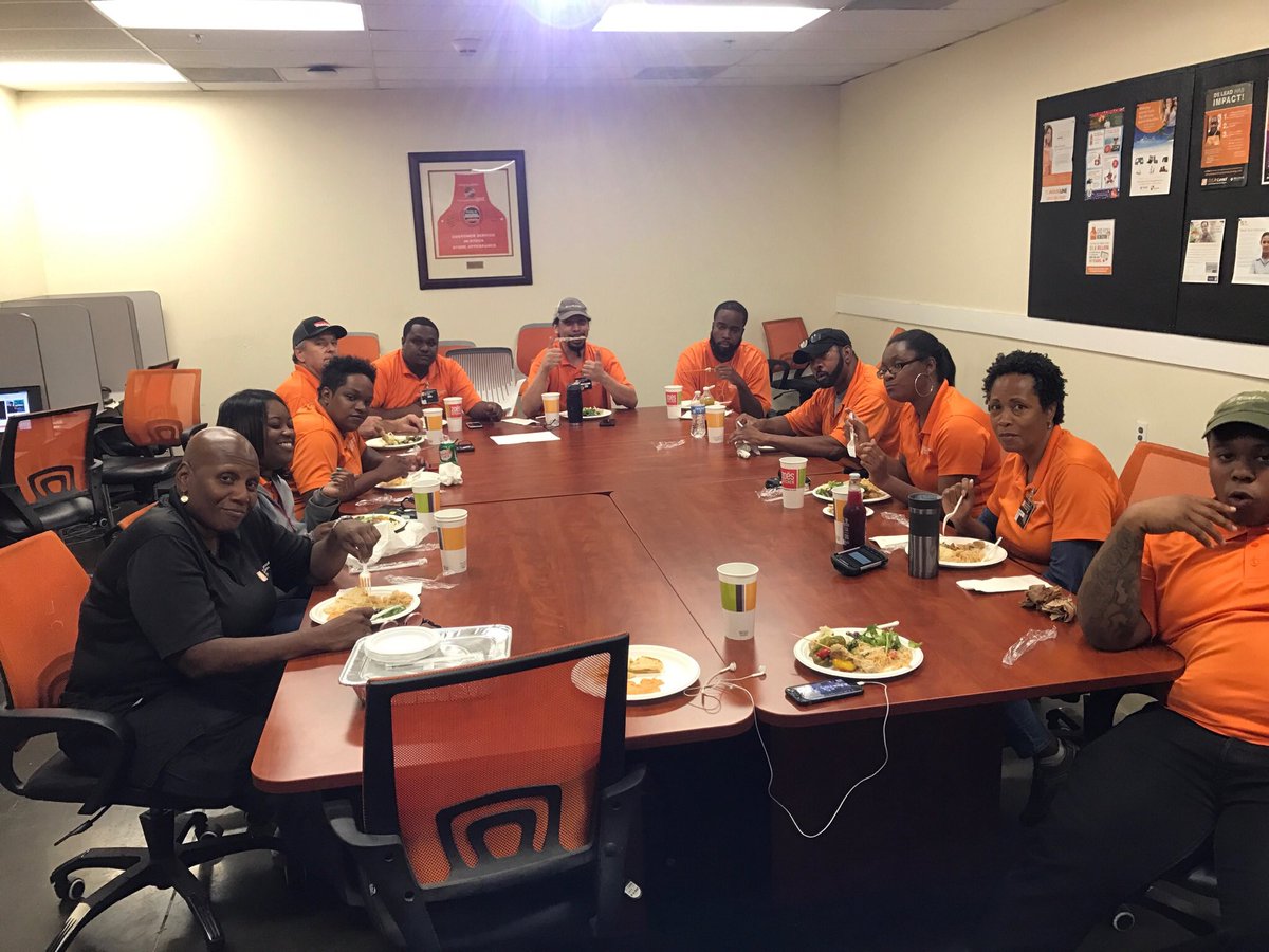 117Met's tweet photo. #METAPPRECIATION Thanks to the store for feeding us Zoe's kitchen today for lunch!! @ginger_coleman 🍽 https://t.co/TELqyD37r1
