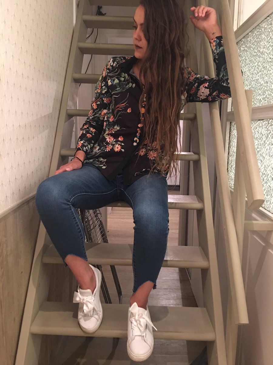 Vertigineuse_fr's tweet photo. J'adore le jean bleu asymétrique 👖 
Je le porte avec tout et il apporte la touche tendance 😍
https://t.co/9dY8fnG0zN
#jean #promo #mode2017 https://t.co/ubmdbrxbjf