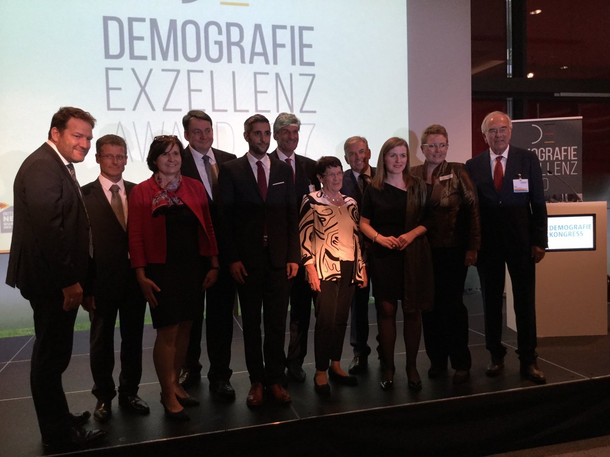TKinBerlinBB's tweet photo. #Demografie Exzellenz Award: Zeit fürs Gruppenfoto mit Prof. Dr. Rita Süssmuth https://t.co/IPBuO4PiUj
