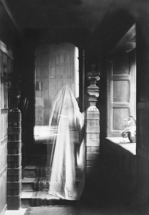 WhitbyUncovered's tweet photo. The Grey Lady of Whitby https://t.co/OEzs2ijKXS https://t.co/1cJoWkTiBT