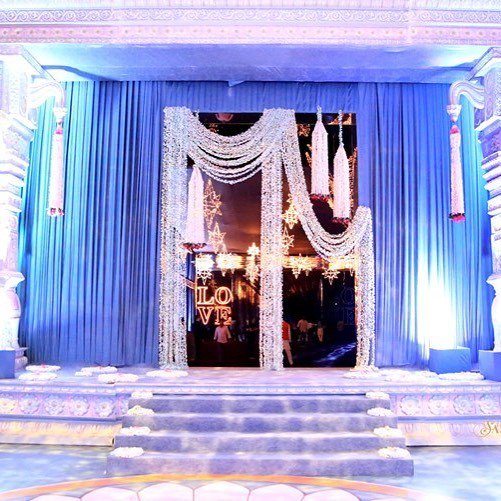 bfindianwedding's tweet photo. A dream entrance. 💕
When @abujanisandeepkhosla conceptualizes your wedding and @celebrations4u #bfredbook makes t… https://t.co/gKVThzLChP https://t.co/uNMqx0GpsG