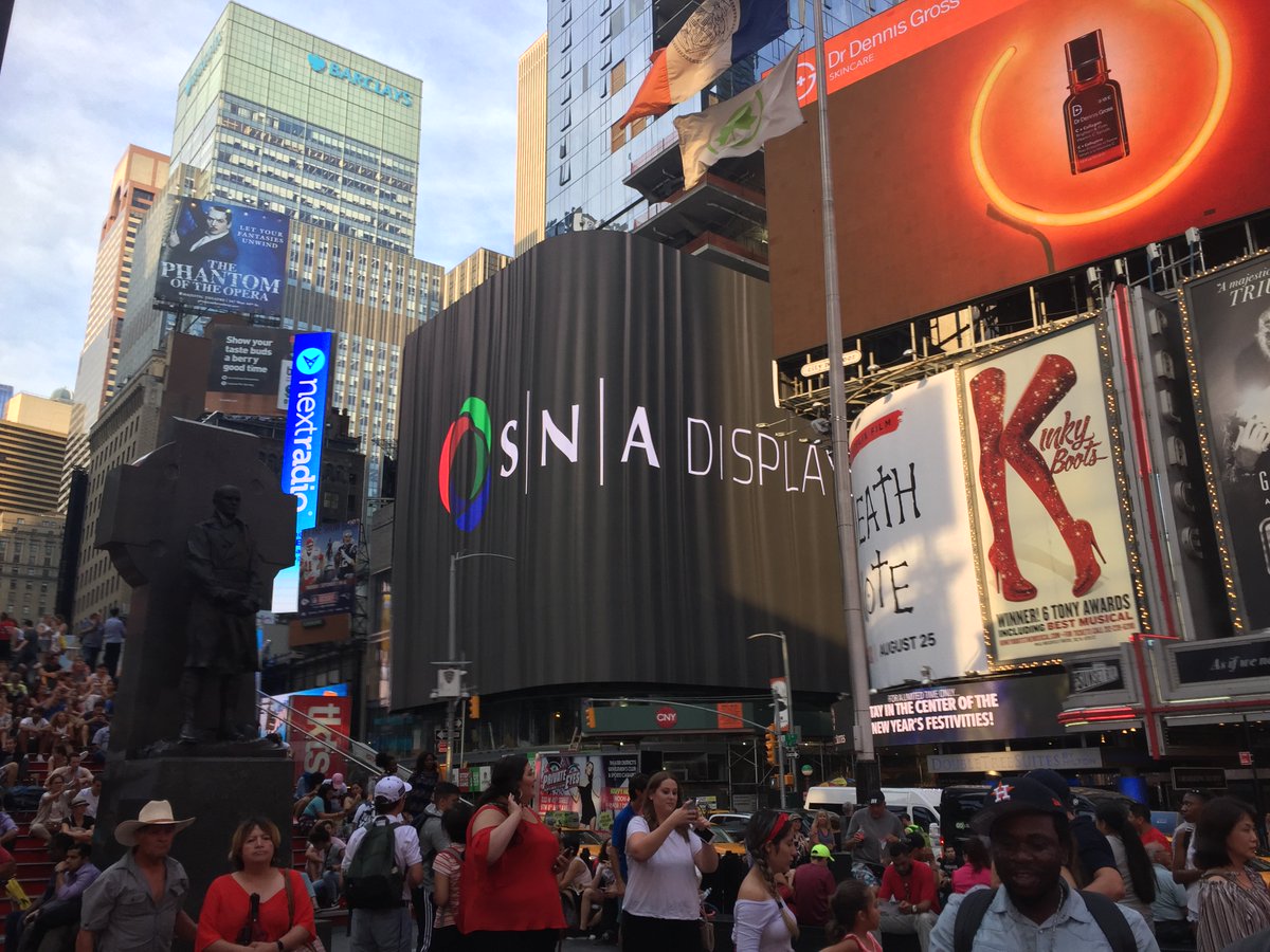 SNAdisplays's tweet photo. Huge reveal 7pm tonight as we welcome @NFLExperience to the highest-resolution screen in @TimesSquareNYC. #NFLX #SNAdisplays #20TimesSquare https://t.co/1bcjvmCcoR