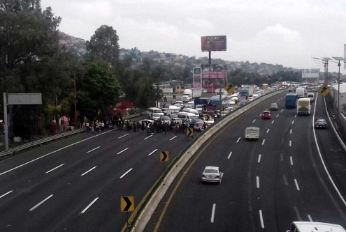 LaRazon_mx's tweet photo. Vecinos de #Ecatepec bloquean la México-Pachuca, piden ayuda por afectaciones que dejaron lluvias https://t.co/lopvf2ofDH https://t.co/XPViOsr0lZ