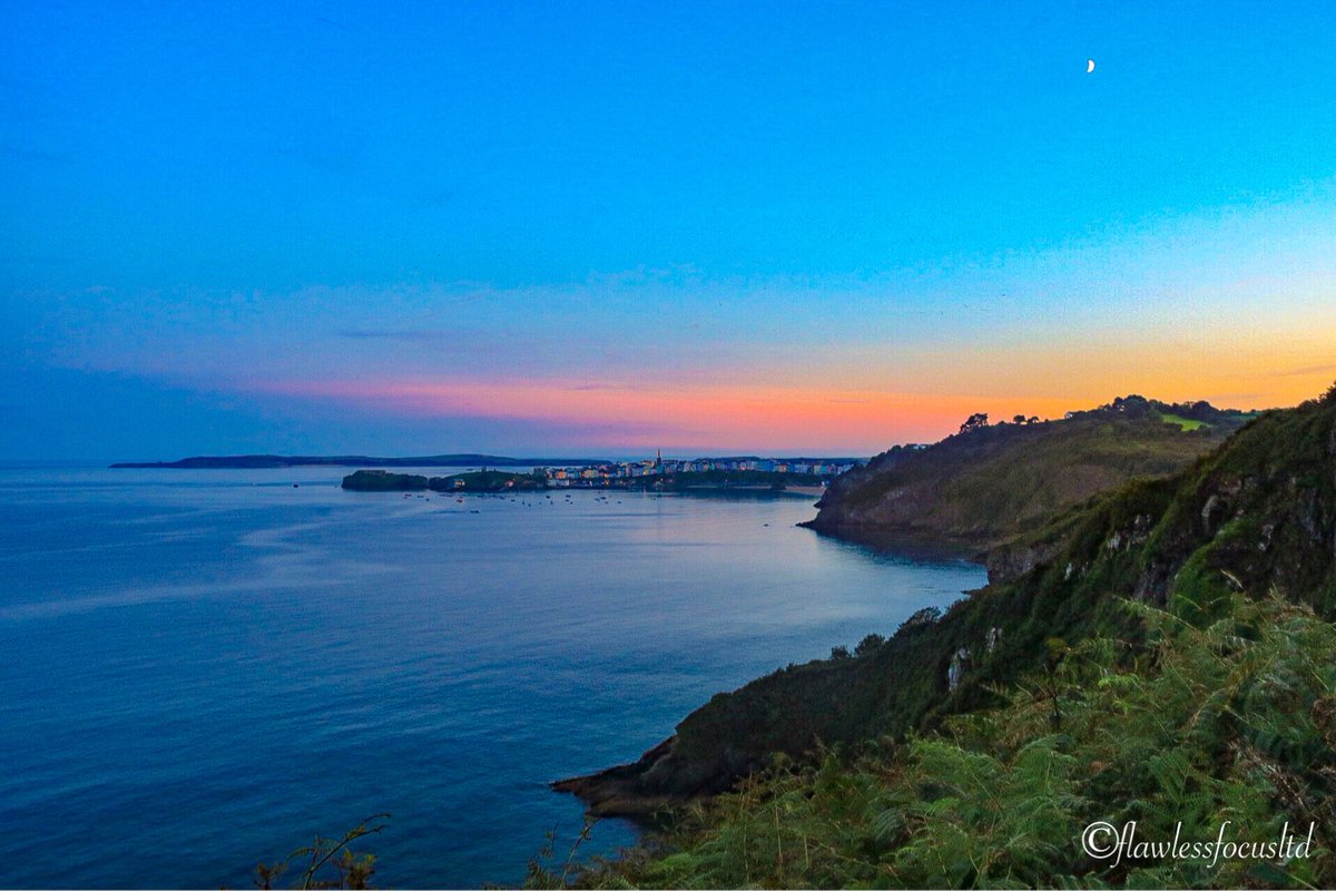 flawless_focus's tweet photo. Trip home to #Pembrokeshire at the weekend. Amroth-Tenby with @Samlewisphotos #coastpath #walk #visitwales #photograghy #sunset #views https://t.co/hmkgVPAj5H