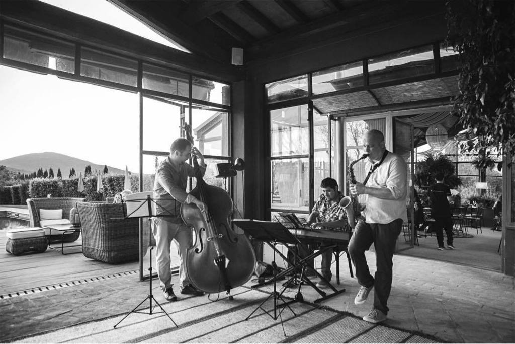 Locanda_Rossa's tweet photo. Tomorrow from 8PM 🍸#aperitivo
🎷#bossanova 🎹#jazz
🏡#LocandaRossa
🇧🇷#Capalbio 🍹#caipirinha
#livejazz #maremma #farmhouse #resort #tuscany #t… https://t.co/LBs7SRPCnL