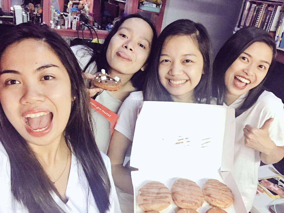 ohmyMMY's tweet photo. Proud of these girls!!! Plus another topnotcher in the room! ๐๐๐ผ Glory to God! ๐๐ปโค๏ธ #RMT #USTMedTech #proudroomies #donutparty https://t.co/mNhwOfppJV