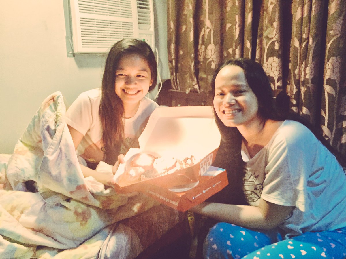 ohmyMMY's tweet photo. Proud of these girls!!! Plus another topnotcher in the room! ๐๐๐ผ Glory to God! ๐๐ปโค๏ธ #RMT #USTMedTech #proudroomies #donutparty https://t.co/mNhwOfppJV