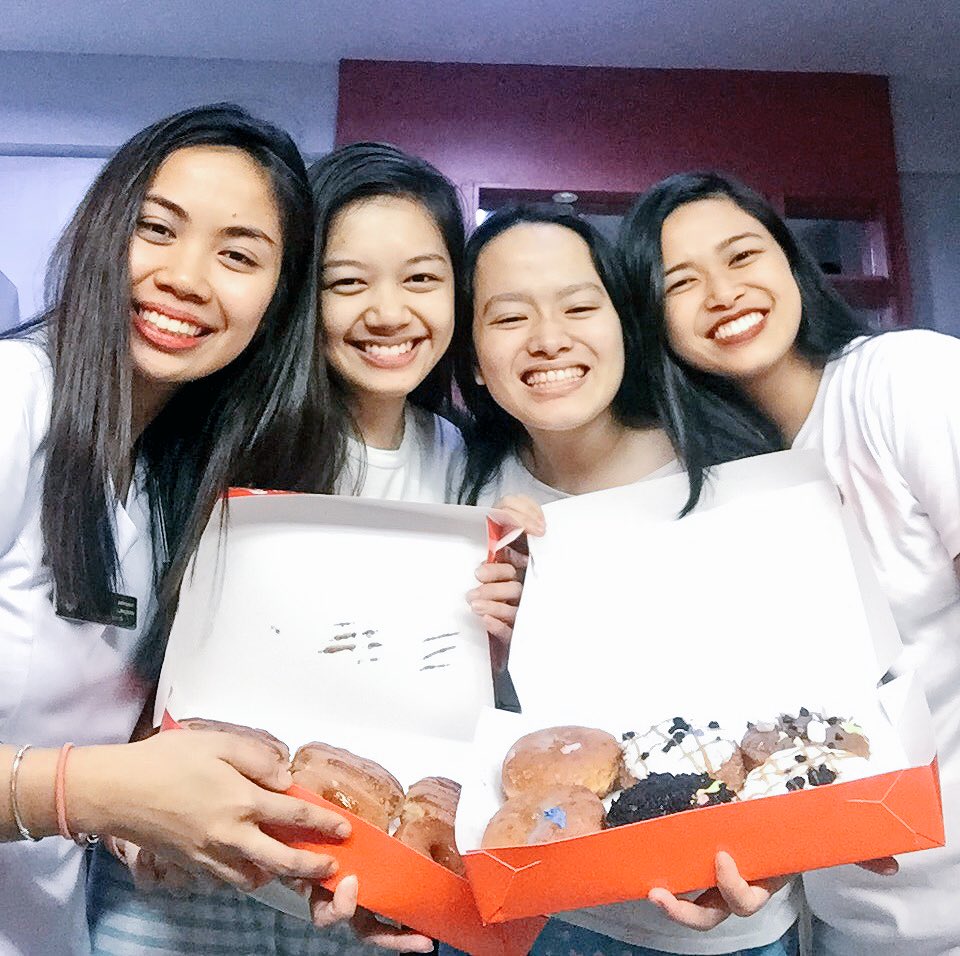 ohmyMMY's tweet photo. Proud of these girls!!! Plus another topnotcher in the room! ๐๐๐ผ Glory to God! ๐๐ปโค๏ธ #RMT #USTMedTech #proudroomies #donutparty https://t.co/mNhwOfppJV