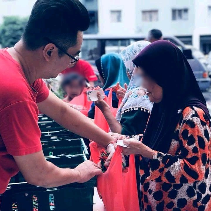 justinryo's tweet photo. Meaningful #Merdeka2017, joined #Kechara #JB team giving #surplusfood from @tescomalaysia #Johor to the urban poor this noon at PPR Kempas. https://t.co/f2J46Y2HRI