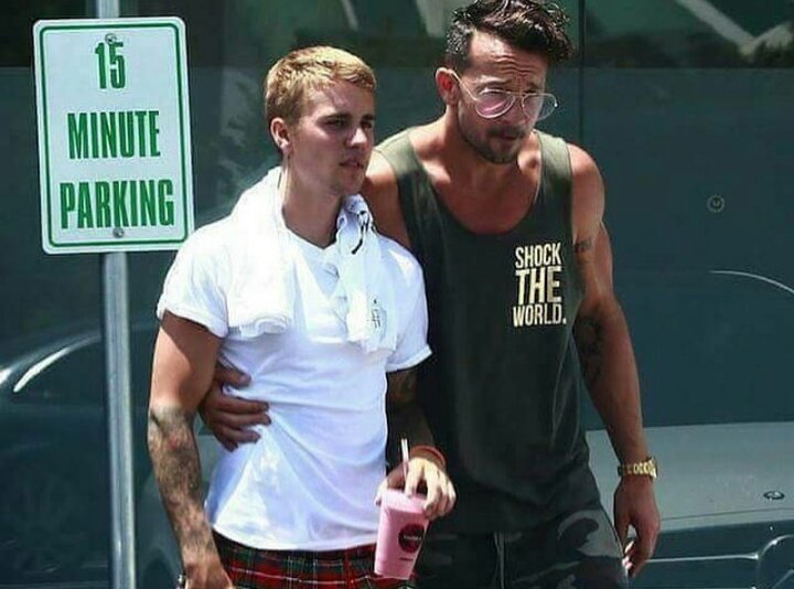 overskz's tweet photo. ainda bem que criei meu filho certinho e ele não tem a famosa masculinidade frágil e mostra muito amor por seus amigos https://t.co/tPc7dUoWnY