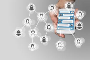 Merca20's tweet photo. Los chatbots ganarán presencia en las estrategias de marketing - https://t.co/kSX49A2NdJ https://t.co/mqFWlJYavo