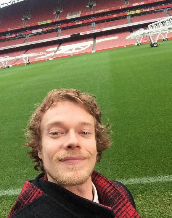 NOT_MOTD's tweet photo. BREAKING: Theon Greyjoy joins Arsenal from The Iron Islands for 105m.

He expects to fit right in because he's got no balls.

#DeadlineDay https://t.co/yeiY4KkdM1