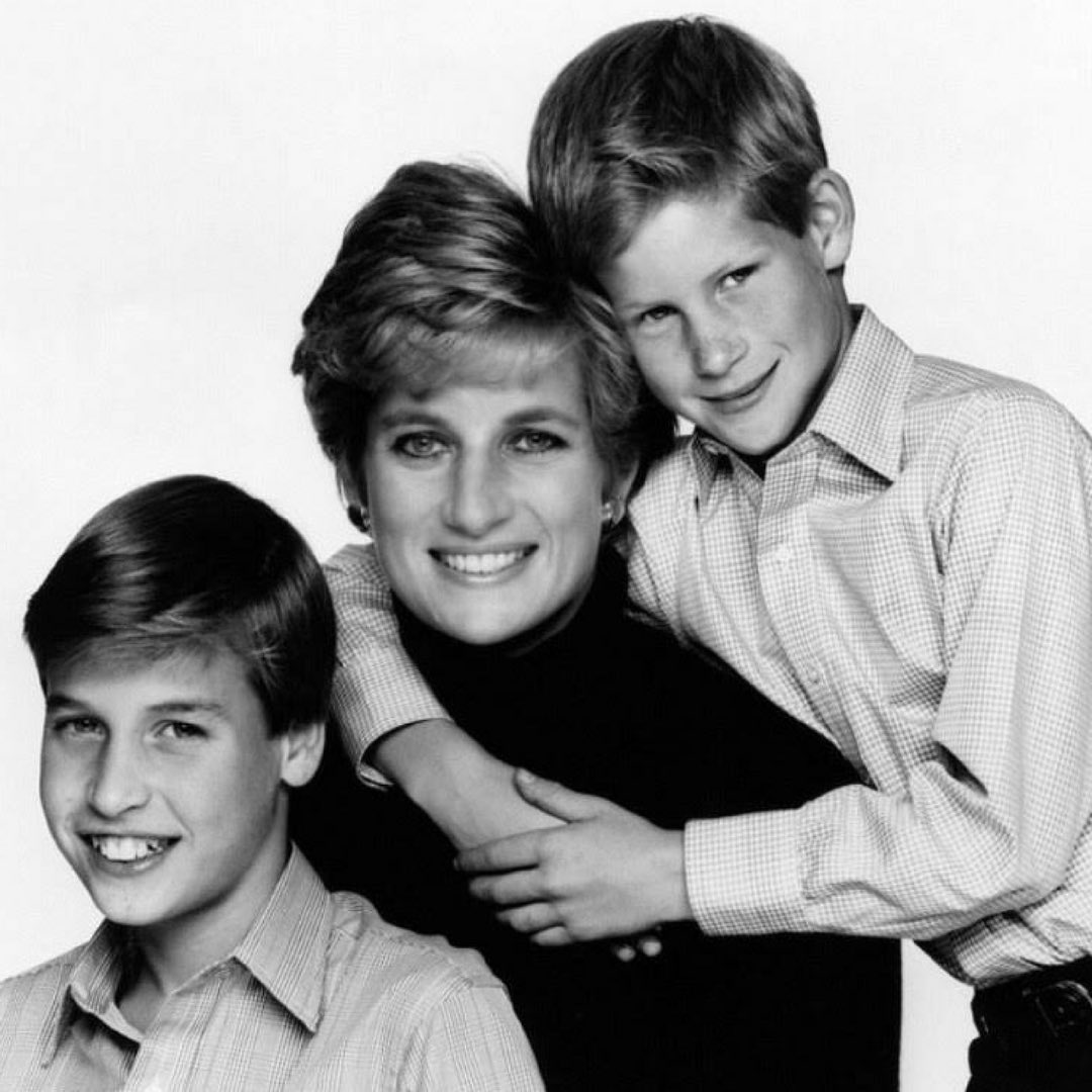 Remembering #PrincessDiana 20 yrs after her death. Amazing, strong woman &amp; mother. Your boys have done you proud. #Diana20 📷/John Swannell