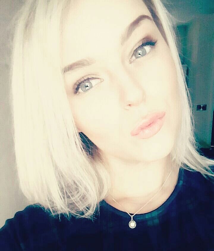 emmarobert234's tweet photo. Feeling Ella cool this morning so i tried this filter from my best friend's phone. https://t.co/RaSf5VRrMJ