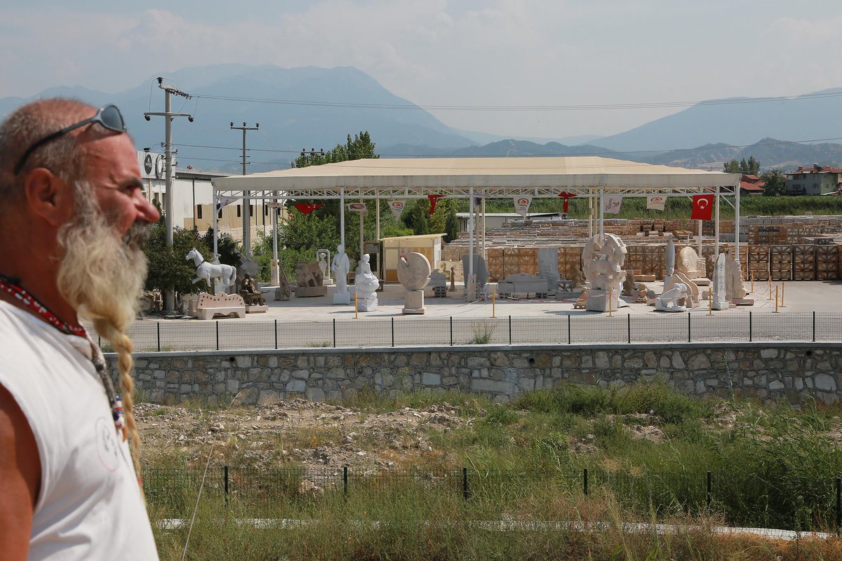 Tanrılar Kodmos Dağından Bizi İzliyorlar..........