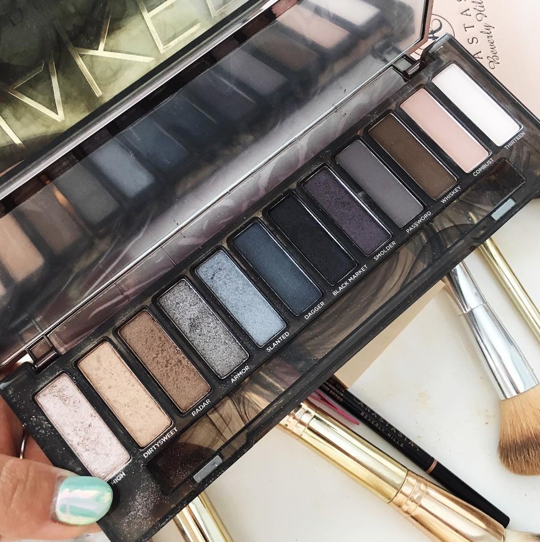 #UrbanDecay Smoky Palette being discontinued!  50% off while supplies last! Re-Tweet to your friends #gimmethat #sale #deal #BeautyBlogger