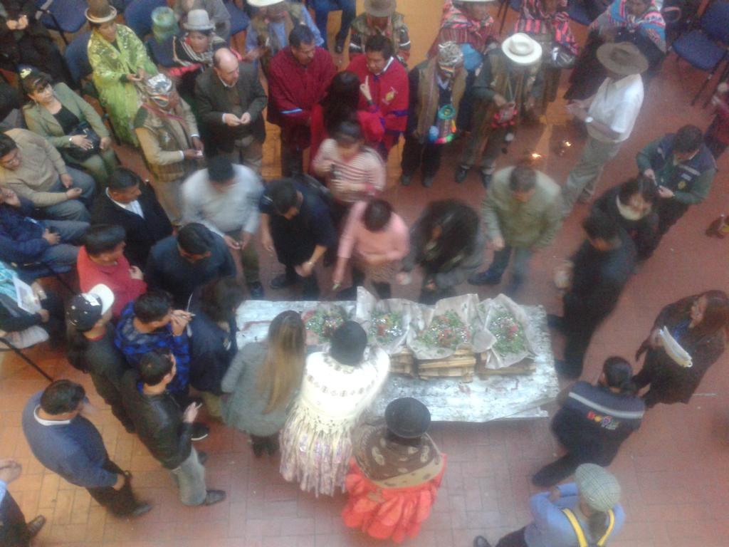 Cronista21's tweet photo. #MinisterioCultura cumple con su #wajta o ritual de agradecimento a la #Pachamama https://t.co/uMzldaTyFy