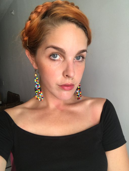 My mom's earrings are killing it 👌 https://t.co/F61z7NPKyg<a href="/tag/felizlunes"class="tags"><span>#felizlunes</span></a>