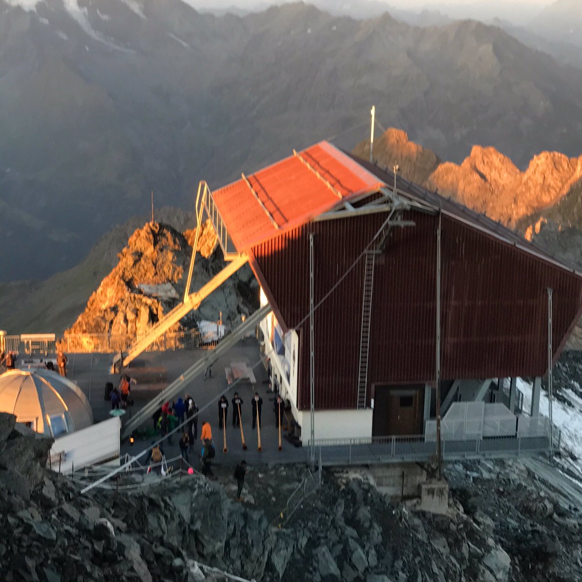 accidentculture's tweet photo. #Alphorns heralding the #sunrise on #montfort #switzerland! 🇨🇭🌅 Click on https://t.co/aqyR7Fly3R for more great photos! #travel #travelblog https://t.co/uxcdBVElnQ