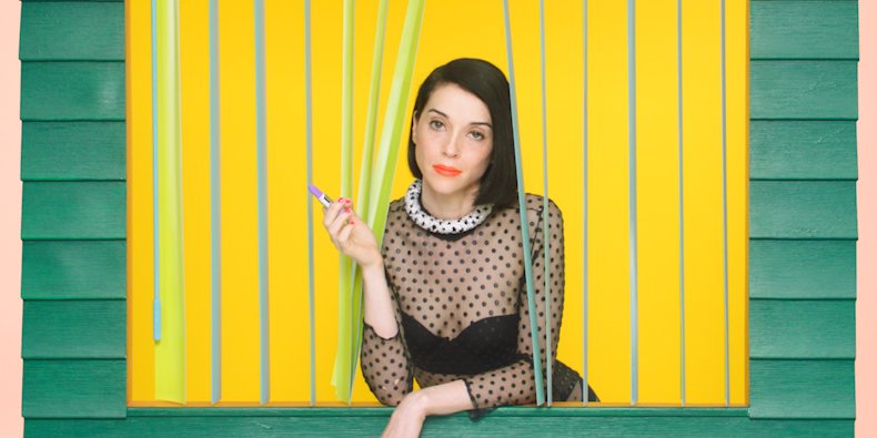 laredso's tweet photo. #StVincent acaba de estrenar su nuevo video "New York", míralo aquí: https://t.co/Ix8xCAfDmb https://t.co/IFxF865Y8u