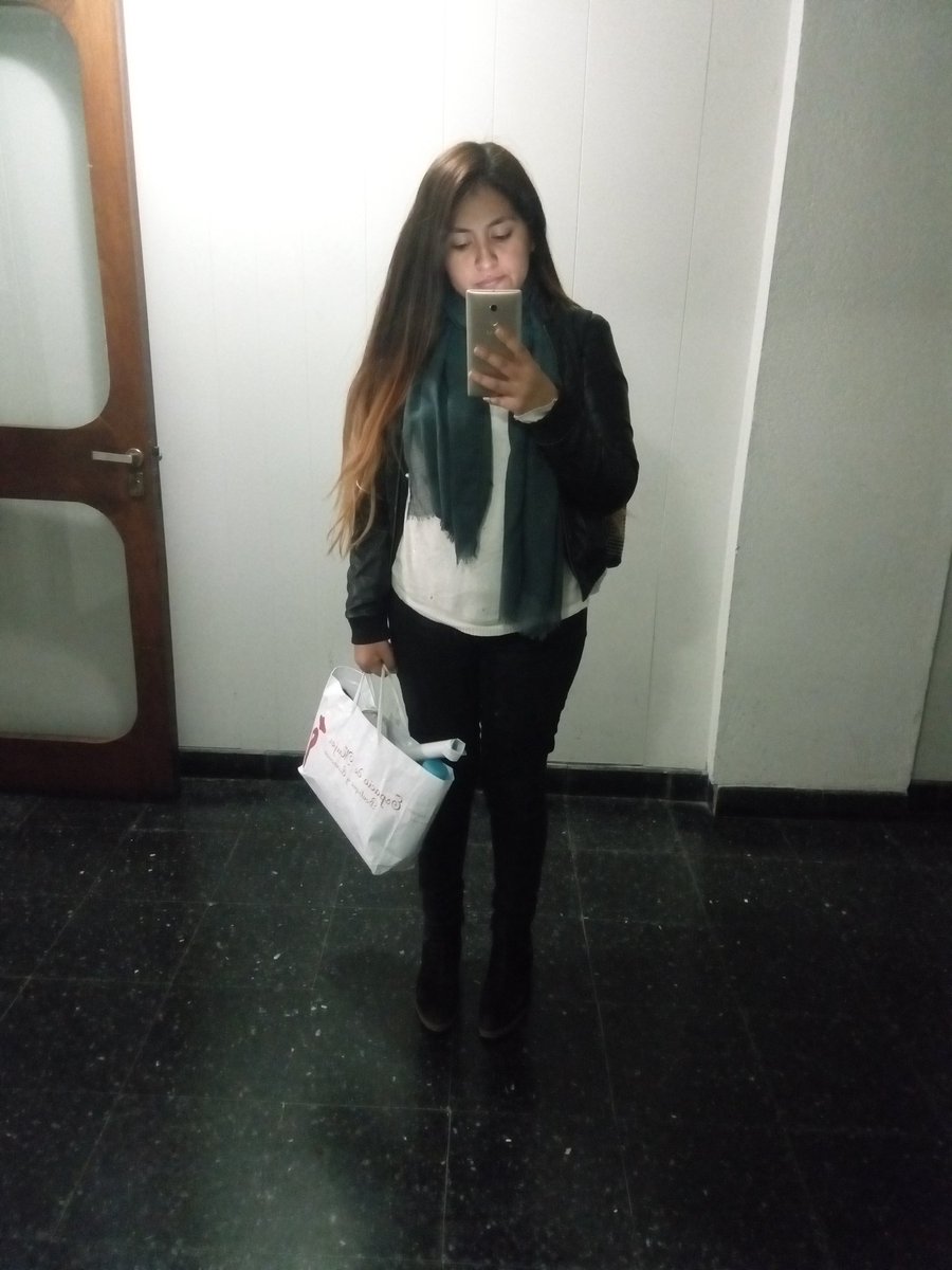 karukana2's tweet photo. Mi día inició muy temprano yendo al trabajo, cargando mi bolsa blanca con cosas para hoy 💟💎🎁 @sissibelen  @Naro12238 @shanginesla https://t.co/4CFWre40Gh