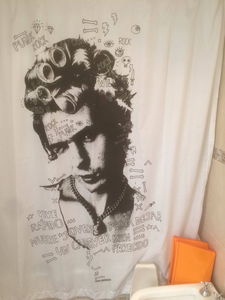 Darioszmu's tweet photo. ESTO ES ROCK. La bañadera de #baby #jacinto al lado de Sid Vicius. #beberock https://t.co/mdBLOIhlww